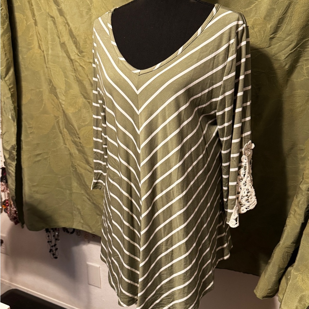 Women’s Olive Striped Tunic with Lace Sleeves Sz 1X NWT